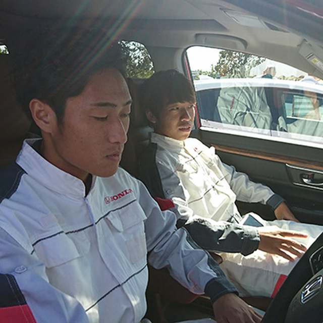 川戸大樹選手と髙畑智也選手が仲良く乗車