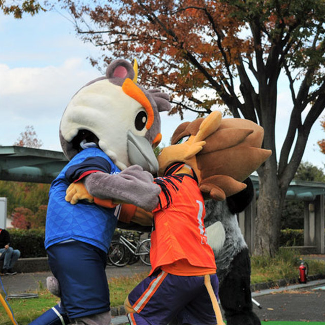 ライオーとライカくんが相撲で一番