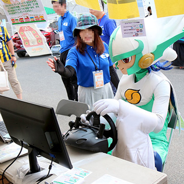 ドライブシミュレーターにトライするガイナマン