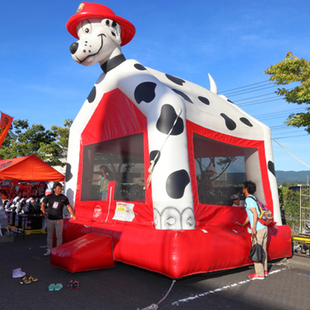 大きなふわふわ遊具が登場。中では子どもたちが飛び跳ねって遊んでいます。