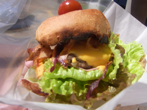 沖縄県八重瀬町の特選品で作られた巨大ハンバーガー