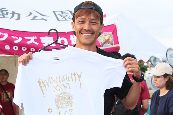 上原選手もグッズ販売でお手伝い