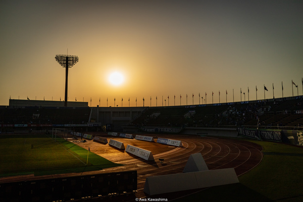 メインスタンドに沈みゆく夕陽