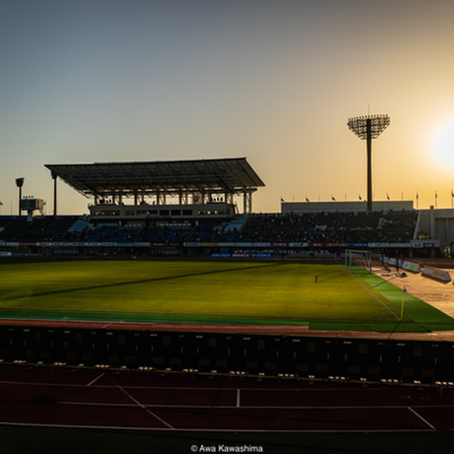 ピッチを照らす夕陽