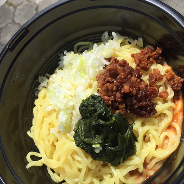 この日は気分で汁なし坦々麺。他にも色々いただきました。