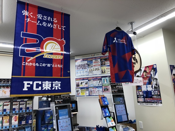ローソンの店内にはフラッグとユニフォームが