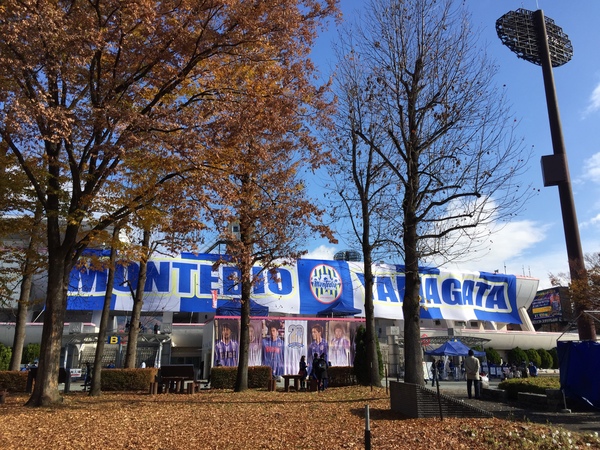 最終戦のホームスタジアム正面からの風景です。