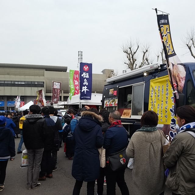 東北各所から屋台が集まりましたが、それ以上に客が集まって食事も大変。