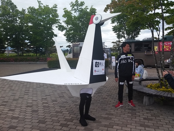 話題を掻っ攫った?グルージャ盛岡のマスコット、キヅール。他会場にも引っ張りだこ...引っ張り鶴か。