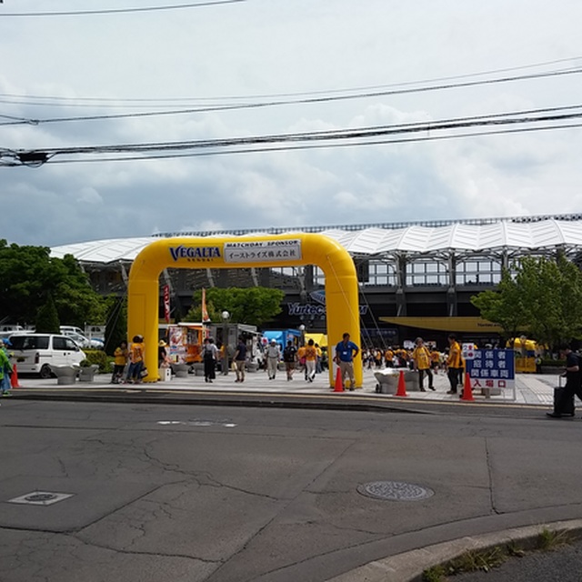 泉中央駅からほぼ真っすぐ南下。この付近の駐車場は試合終了後1時間くらい交通規制で出られない所もありますが、公共のパーキングが安いです。