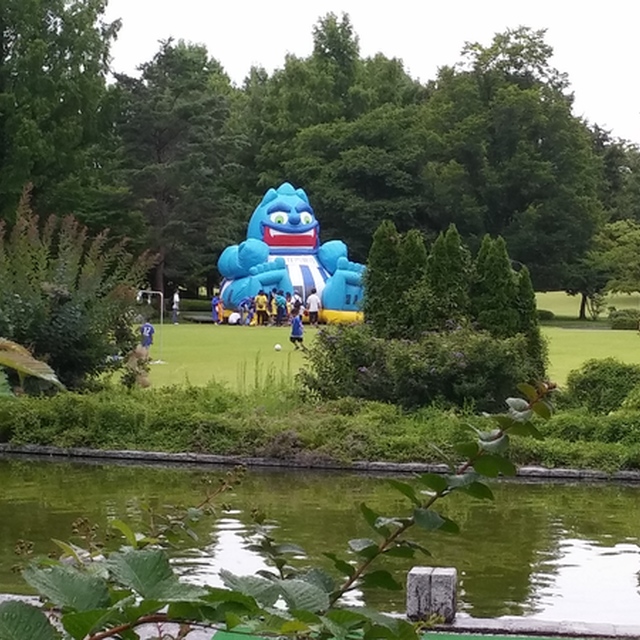 ディーオは試合前屋台群で出会えますが、山の神モンテスはとても大きな存在なので、公園に鎮座しています。