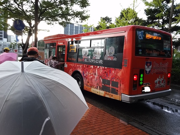 新潟駅近くにお泊りなら、夜にかかるゲームならシャトルバスが便利。往復チケット500円。駅に戻ったらそのまま飲みにも行けちゃいますね。帰りの便のチケットは無くさずに。