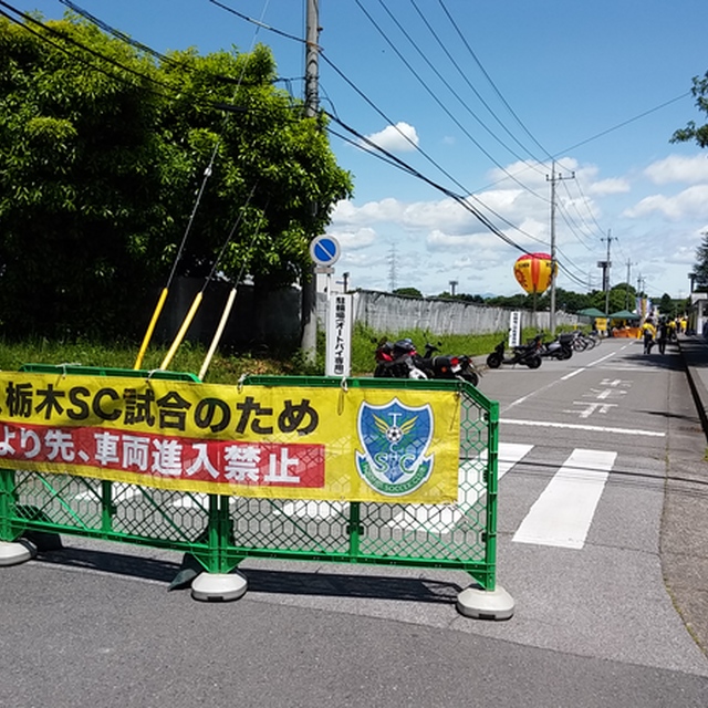 工業団地内の企業の駐車場から徒歩で。大きな荷物をもつサポーターさんはちょっと大変です。