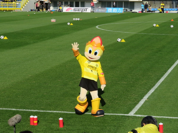 試合前にはレイくんがピッチに現れます。