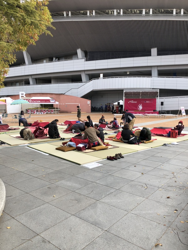 スタジアムの休憩エリアにこたつ
