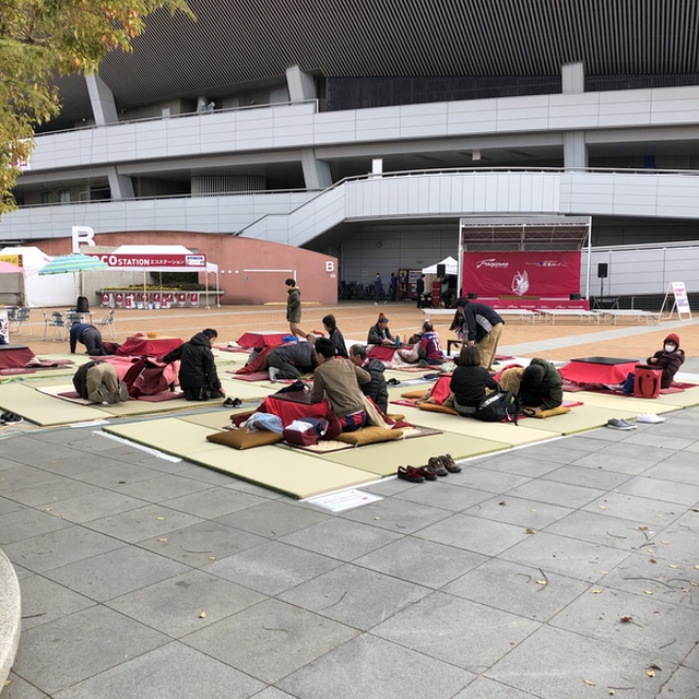 スタジアムの休憩エリアにこたつ