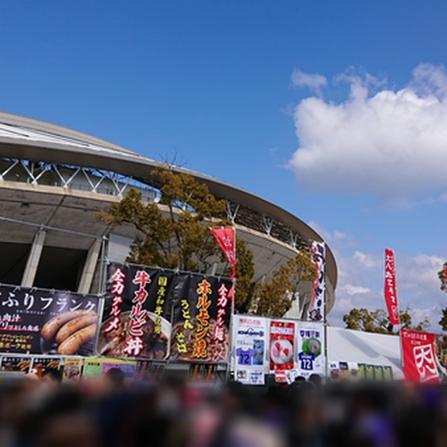 お祭り広場に並ぶ屋台の一部。左端の汁なし担々麺がおすすめです。