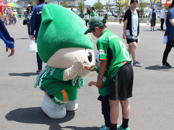 ハイタッチをするヴァン太くん