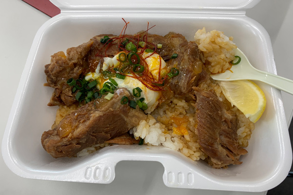 福田温泉の「パイカ丼（450円）」はボリューム満点の豚のバラ軟骨の煮込みに温泉卵が乗っている。これは寒い時にはぴったり。