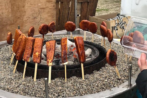 キッチンガーデンママ直の「串もち（100円）」も美味しそう。