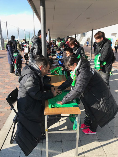 試合後のサイン会に飛び入り参加。