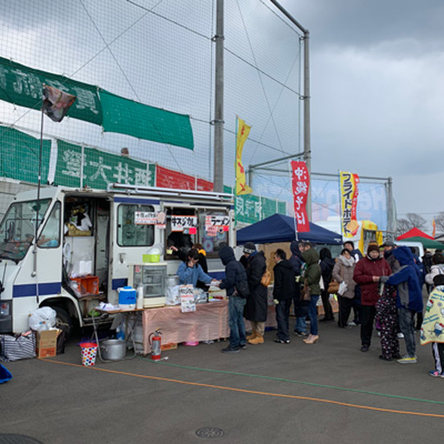 この日は温かいラーメン、牛スジ煮込みカレー、福田温泉パイカ丼あたりが人気。