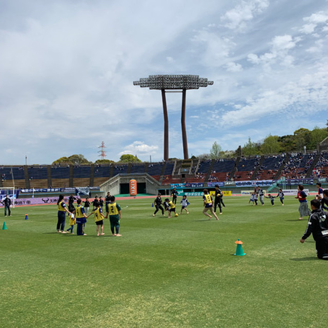 スタジアムイベント「裸足でエンジョイ親子サッカー教室」の様子。