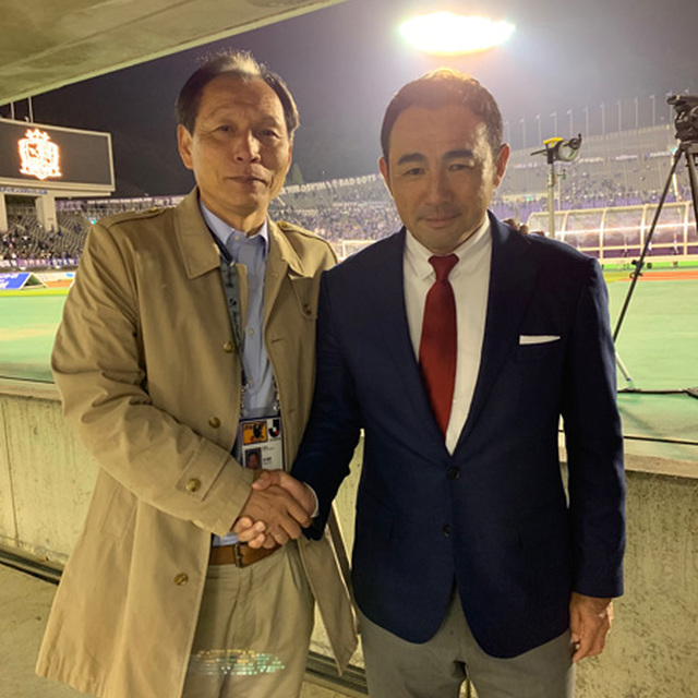 試合後のＦＣ東京・長谷川健太監督と記念撮影。