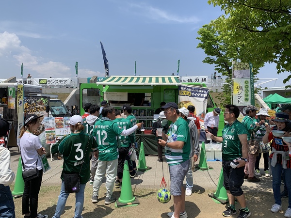 JリーグTVでサポーターの方がサンプロアルウィンのスタジアムグルメなら是非と勧めてくれた「駅そば イイダヤ軒」には行列が。