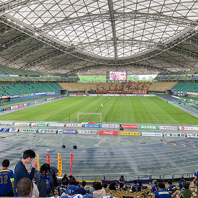 スタジアムは屋根があるので、雨が降っても安心！