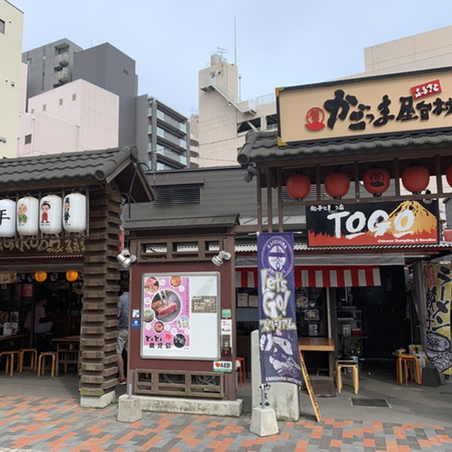 今日はトンカツではなく、鹿児島中央駅近くの昭和の雰囲気が残る屋台村へ。
なんだか昔にタイムスリップしたようだ。
肉の盛り合わせと炙り酢モツ。うーんおいしい。
皆さんも鹿児島に来た時には是非に。