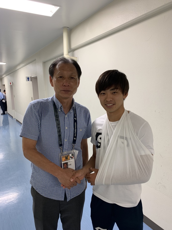 試合前、FIFA U-20 ワールドカップポーランド2019からケガのため無念の帰国となった斉藤光毅に会う。まずはしっかりケガを治して欲しい。