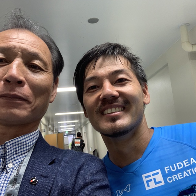 試合後、中盤でゲームを作った松井大輔。大輔はいつも良いタイミングで現れるので一緒に写真を撮影。