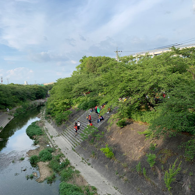 パロマ瑞穂スタジアムの隣にある川のほとりで夕涼みする人たちの姿も。