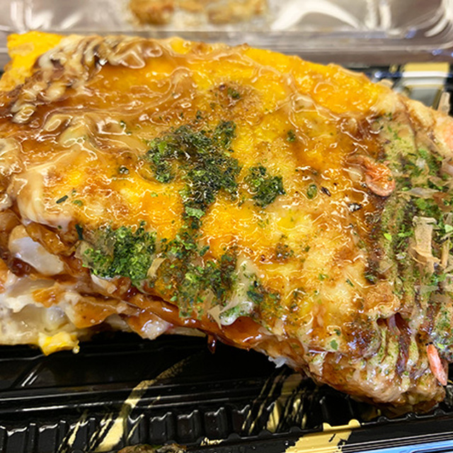 スタジアムグルメはお好み焼きに山芋がたくさん入っているツエーゲン焼きを購入。