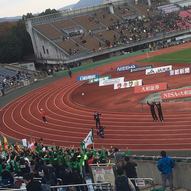J1昇格プレーオフ進出にむけ、鬼門“西京極”で貴重な勝利を得た試合後、監督たちもゴール裏に駆けつけサポーターと喜びを分かち合っていました！