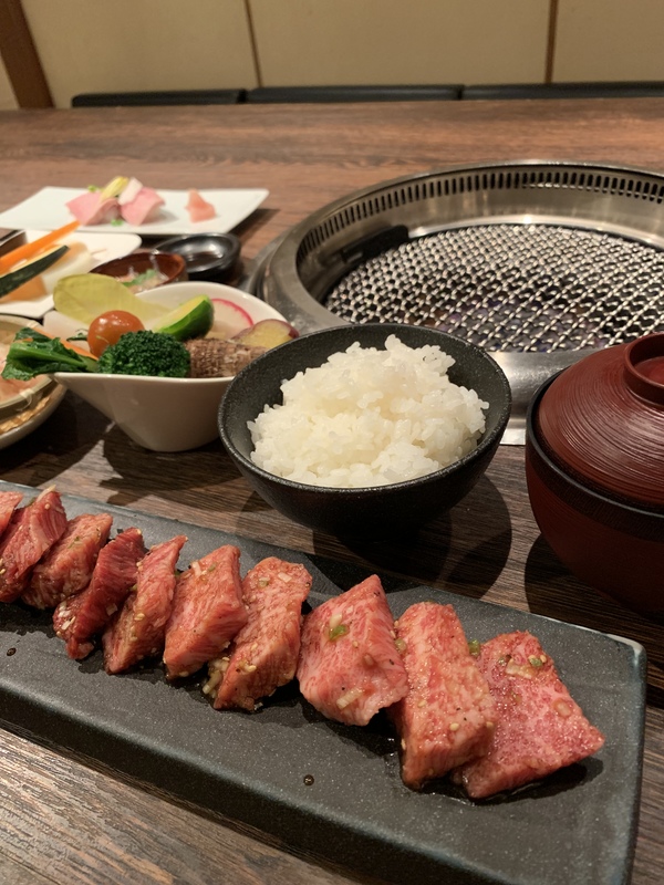 炭火焼ランチ
一品、自家製豆冨、サラダ、炭火盛り、焼野菜盛り、ご飯、味噌汁、デザート　【100g】.........1,800円