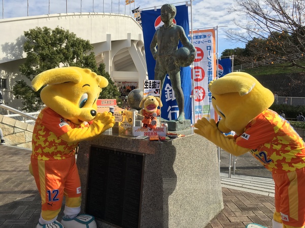 試合前の必勝祈願

休憩の前にサッカー小僧の像にいるパペパル様に勝利祈願