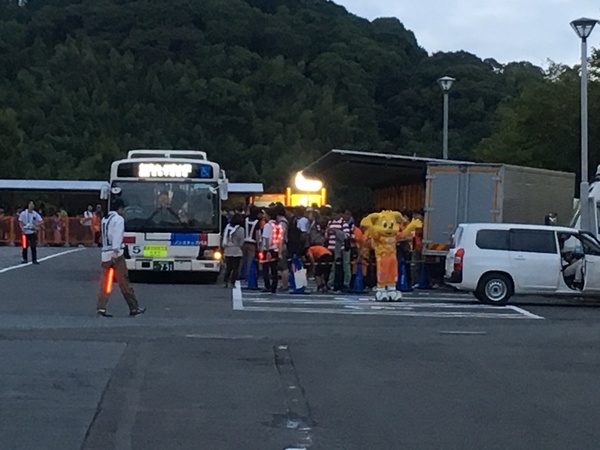 試合終了後

清水駅行きシャトルバス乗り場でのお見送り