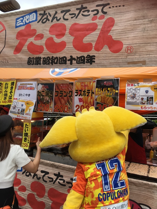 こパルちゃんもお店の方と大の仲良し♪休憩時間に食べてるのかな