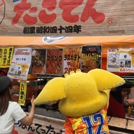 こパルちゃんもお店の方と大の仲良し♪休憩時間に食べてるのかな