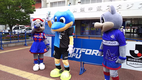 川崎土産を披露するふろん太くん