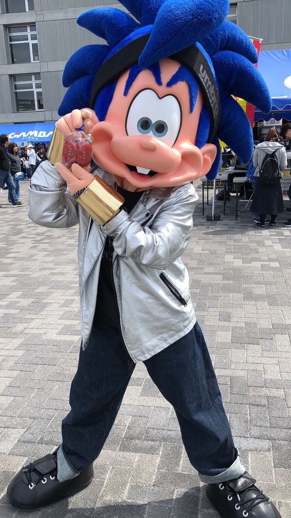 愛媛土産の母恵夢を渡したらポーズ取ってくれたボーイ♡