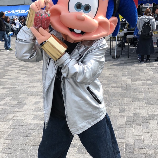 愛媛土産の母恵夢を渡したらポーズ取ってくれたボーイ♡