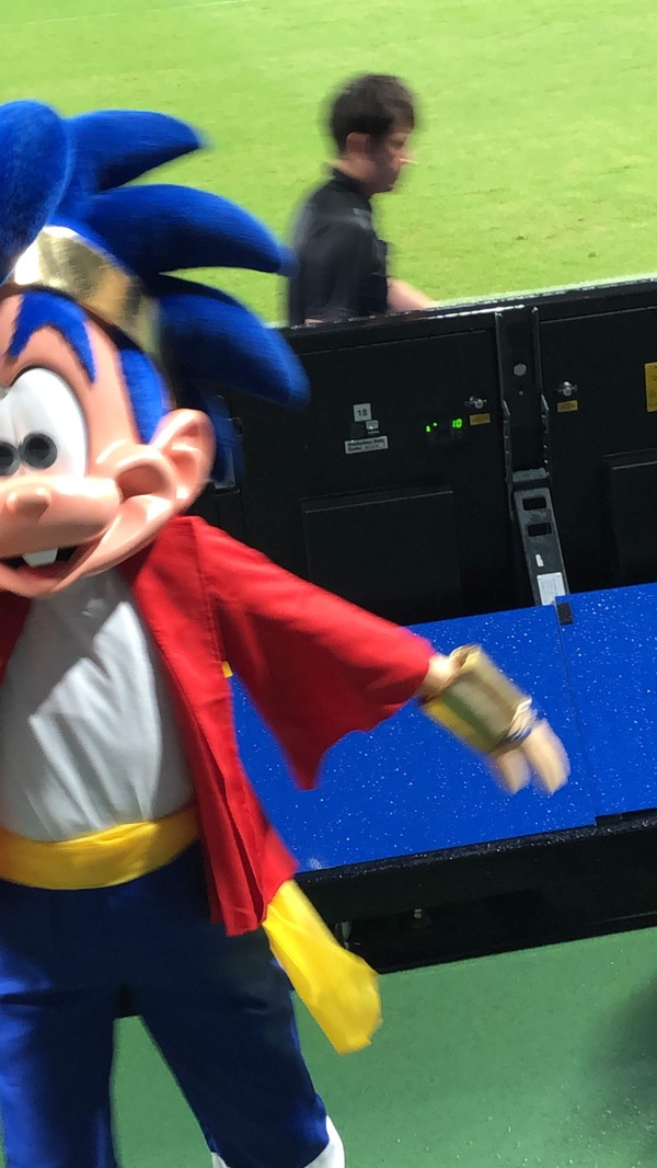ハーフタイムにルフィに扮したガンバボーイ登場