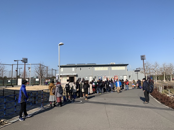 サンチェとギッフィーがベンチに座りご歓談！
