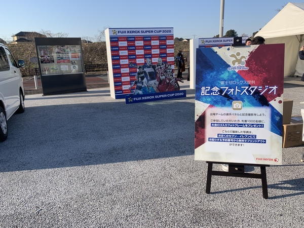 南門入ってすぐのところにフォトスポットがあります。複数箇所ありますので回転も早いかも！？観戦の思い出に一枚いかがでしょうか？