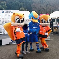 試合前には写真撮影会のマスコット達。ゼルビーイケメン。