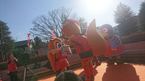 アルディからミーヤにラブレターと誕生日プレゼント。王子様のアルディは立て膝。