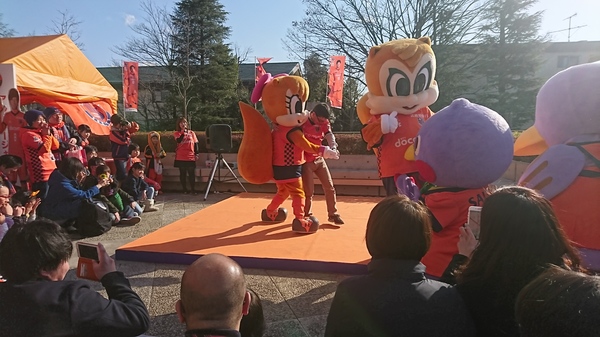 ミーヤ様とサポーターによるダンスタイム。
飛び入り参加のサポーターとノリノリでダンス。